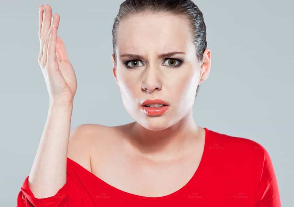 Hình ảnh người phụ nữ đang bị nóng trong người