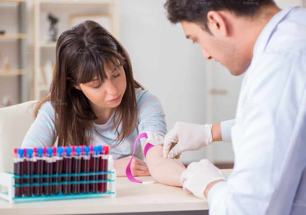 Hình ảnh người bác sĩ đang thăm khám cho bệnh nhân