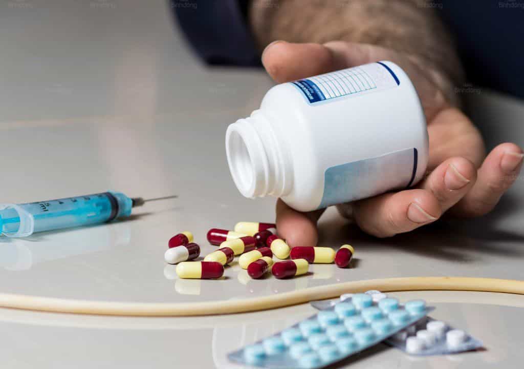 Hình ảnh về người phụ nữ đang tự ý dùng thuốc