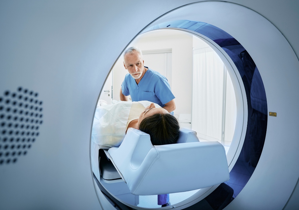 Hình ảnh người bác sĩ đang chụp ct cho bệnh nhân