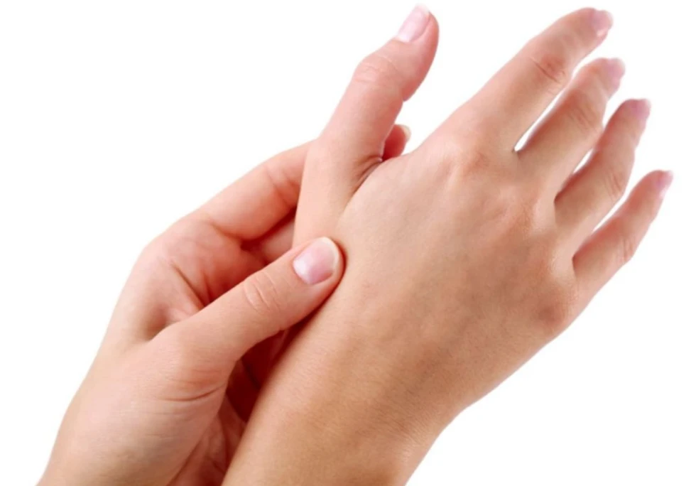 Hình ảnh bàn tay người phụ nữ đang bị phù nề cho sắp tới ngày đèn đỏ