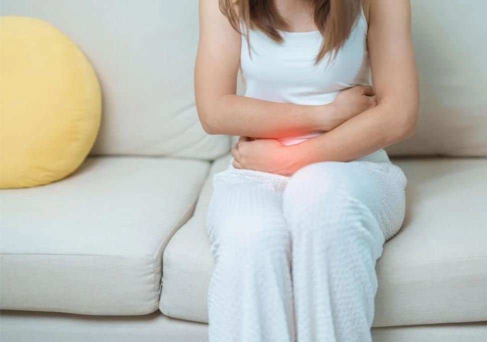 Hình ảnh người phụ nữ đang bị khó chịu ngày đèn đỏ