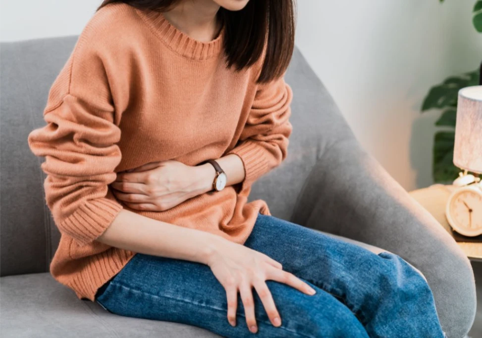 Hình ảnh người phụ nữ đang bị kinh nguyệt đến sớm