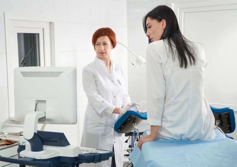 Hình ảnh người phụ nữ đang thăm khám phụ khoa để kiểm tra