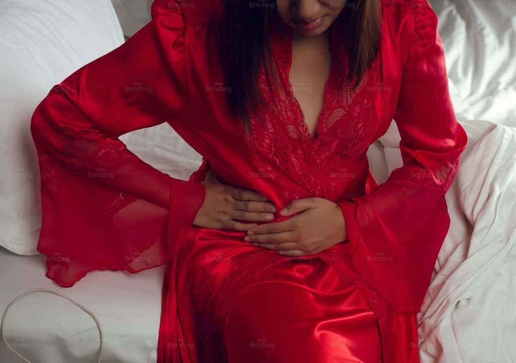 Hình ảnh người phụ nữ đang có dấu hiệu trước kỳ kinh 1 tuần