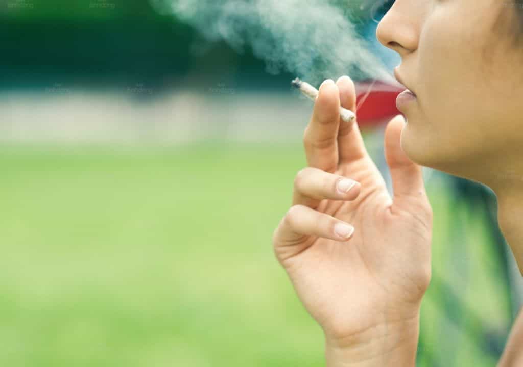 Hình ảnh người phụ nữ đang hút thuốc lá