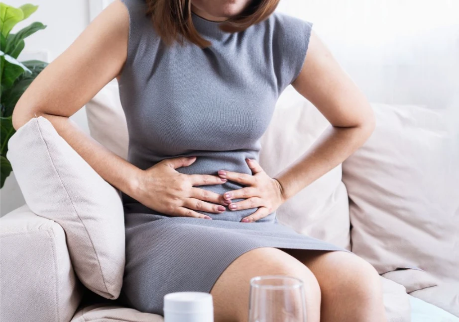 Hình ảnh người phụ nữ đang bị đau bụng do hội chứng sau kỳ kinh