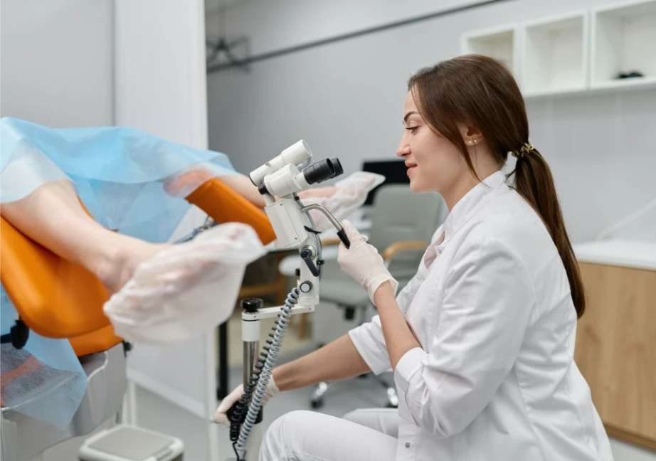Hình ảnh người phụ nữ đang thăm khám phụ khoa