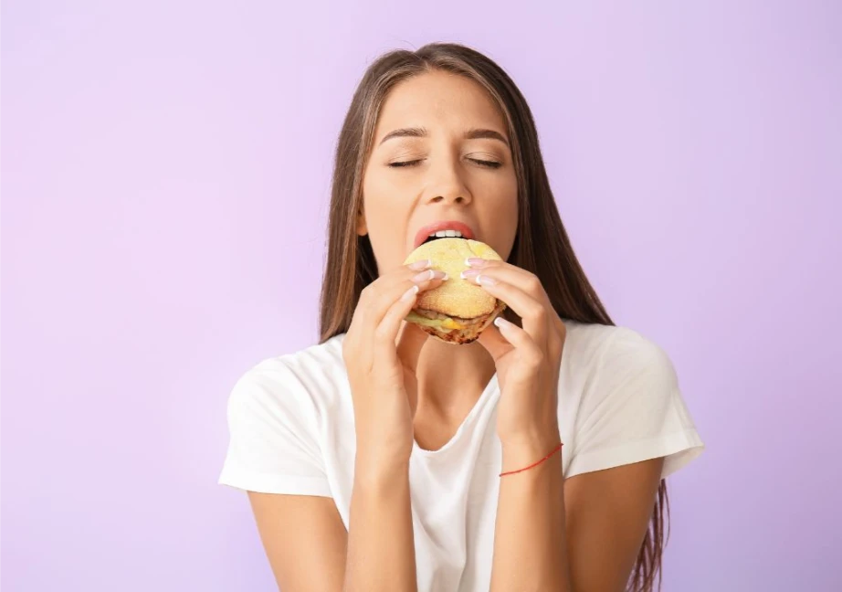 Hình ảnh người phụ nữ đang có các triệu chứng sau kỳ kinh