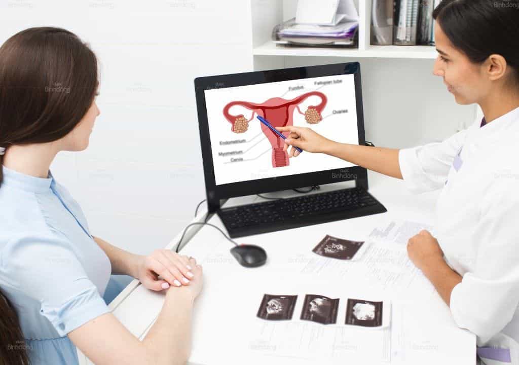 Hình ảnh người bác sĩ đang thăm khám sức khỏe phụ khoa cho bệnh nhân
