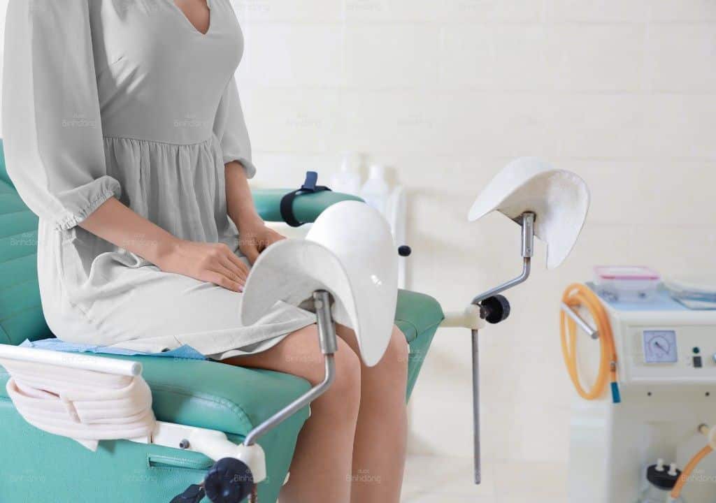 Hình ảnh người phụ nữ đang thăm khám phụ khoa để kiểm tra Rối loạn kinh nguyệt thử que thử thai lên 2 vạch