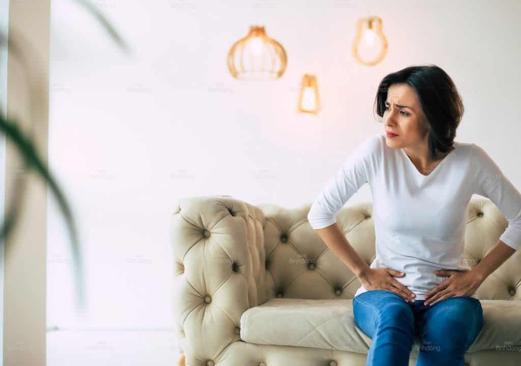 Hình ảnh người phụ nữ đang bị rối loạn kinh nguyệt