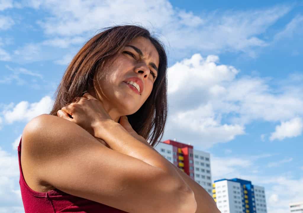 Hình ảnh ngườ phụ nữ đang bị viêm khớp cổ
