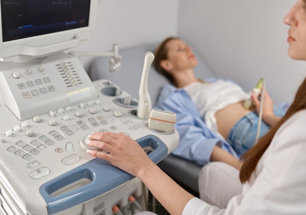 Bác sĩ thực hiện kiểm tra chức năng gan cho bệnh nhân