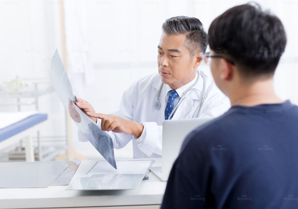 Người bệnh thăm khám bác sĩ chuyên khoa để chân đoán bệnh