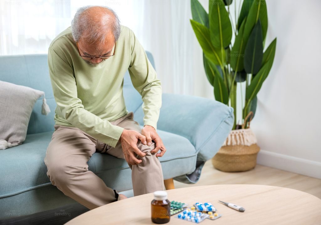 Người đàn ông bị đau nhức gối do thoái hóa khớp
