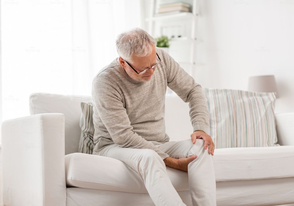 Người đàn ông lớn tuổi bị đau nhức gối do thoái hóa khớp