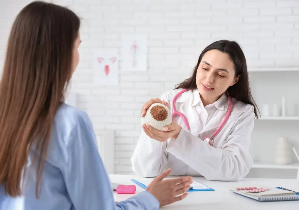 Hình ảnh người bác sĩ đang thăm khám cho bệnh nhân