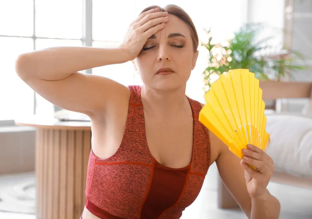 hình ảnh người phụ nữ đang nóng trong người dẫn đến tiền mãn kinh