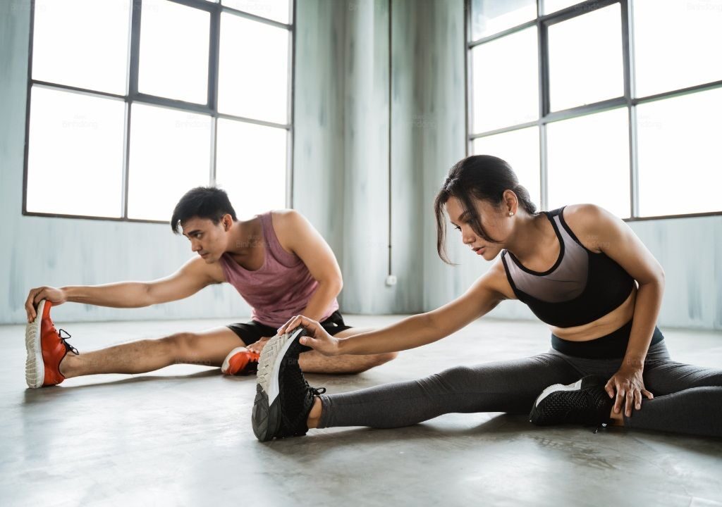 Hình chụp về 2 người đang tập bài tập khớp vai