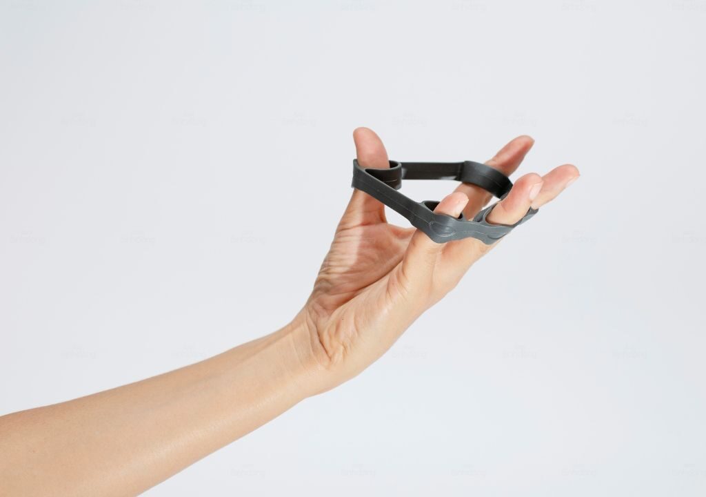 Hình chụp cách thực hiện bài tập ngón tay từ Dược Bình Đông