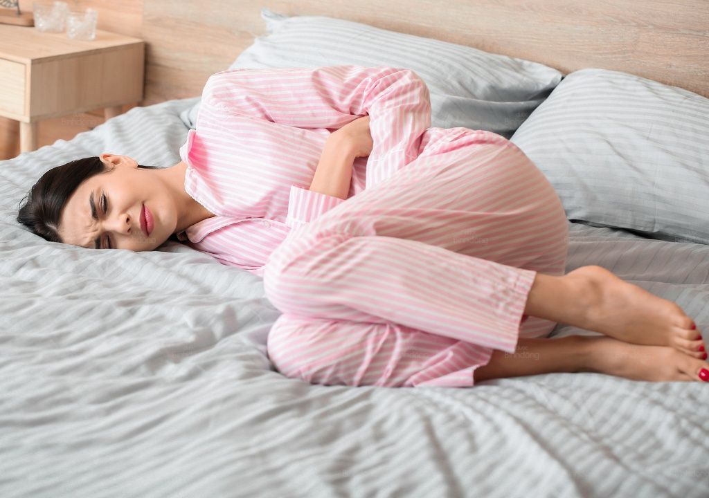 Hình chụp người phụ nữ bị khó chịu do thận dương hư kèm đến tháng