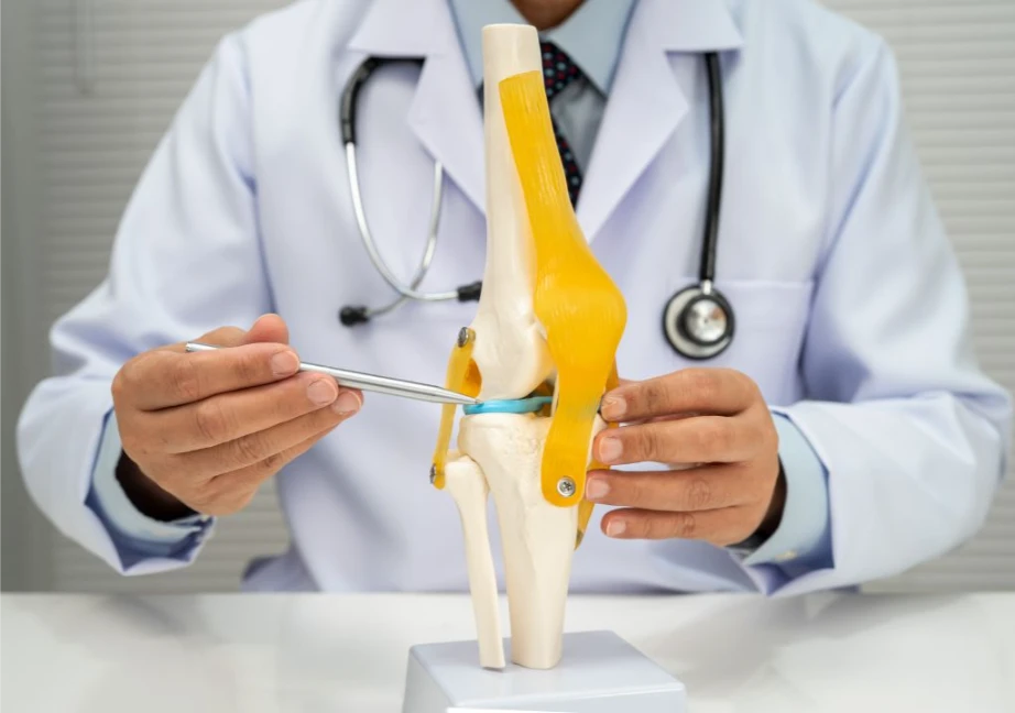Người bác sĩ đang phân tích nguyên nhân gây thoái hóa khớp
