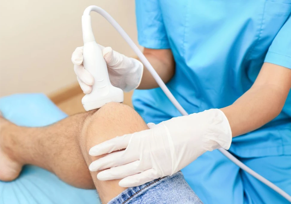 Người bác sĩ đang thăm khám lâm sàn cho bệnh nhân về bệnh viêm khớp