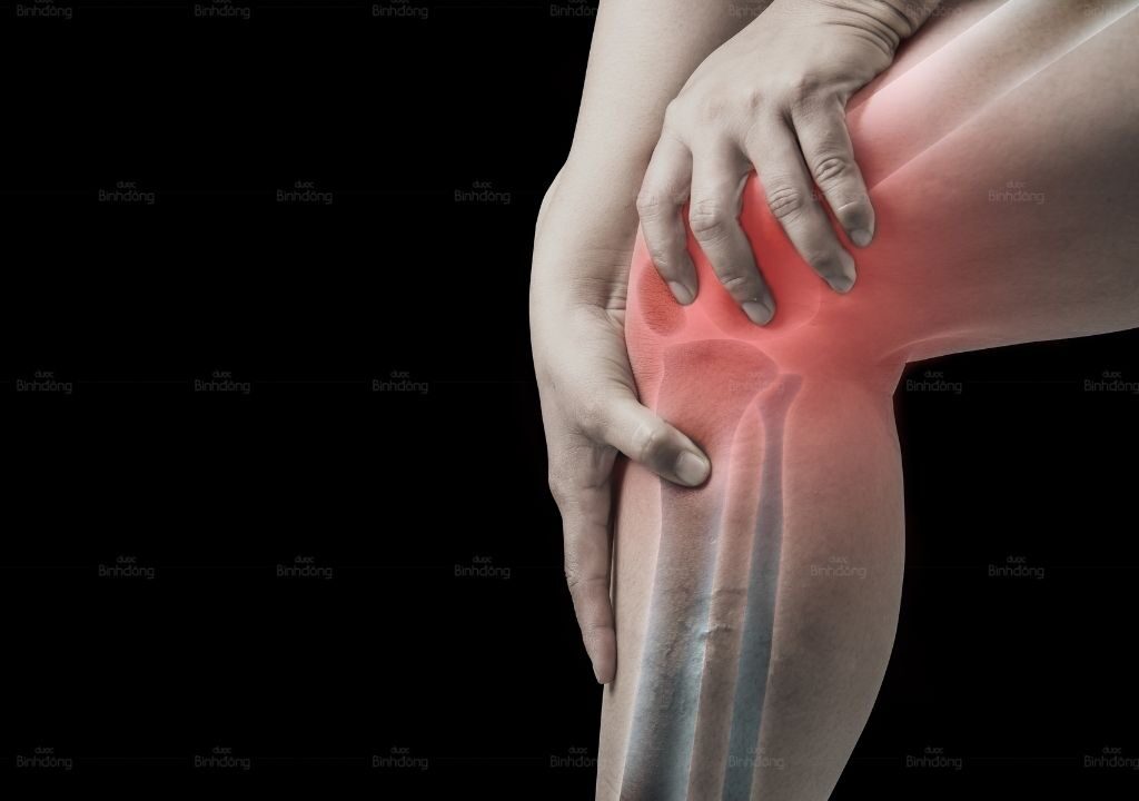 Hình ảnh người đàn ông bị khớp kêu khi vận động