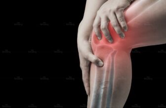 Hình ảnh người đàn ông bị khớp kêu khi vận động