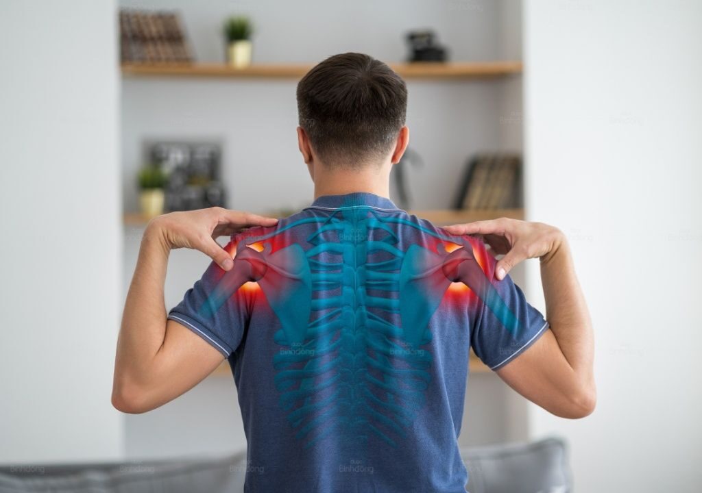 Người đàn ông bị thoái hóa khớp vai