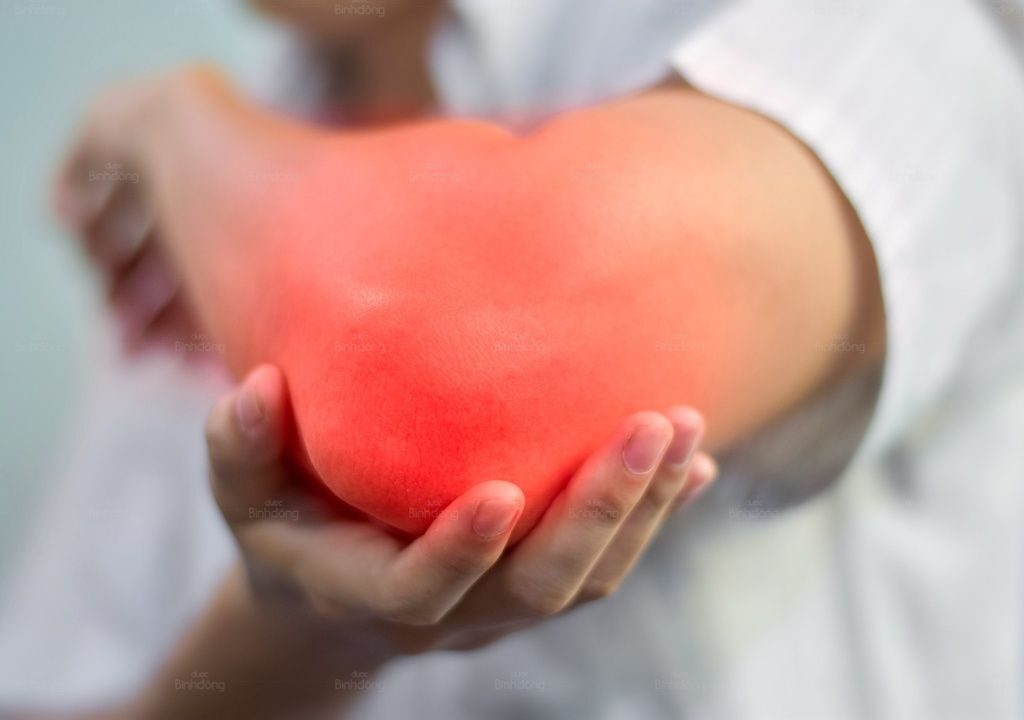 Người đàn ôn bị viêm khớp khuỷu tay