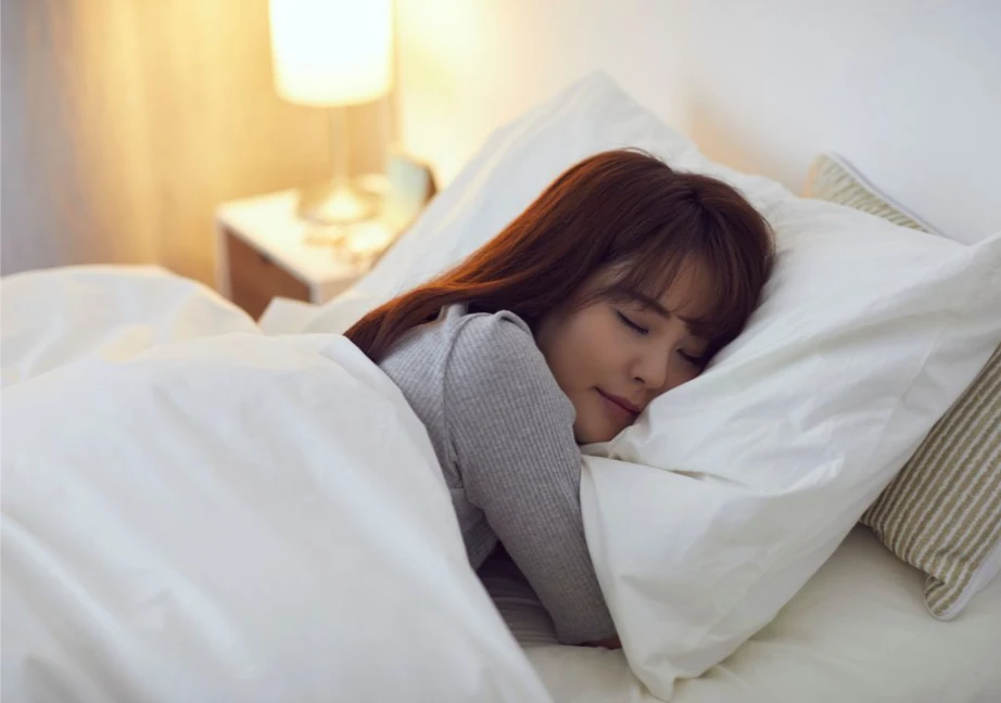 Người phụ nữ đang vui vẻ khi ngủ đủ giấc và ngủ ngon