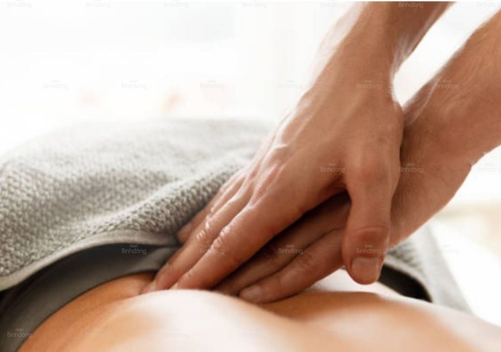 Xoa bóp cho người đau thần kinh tọa