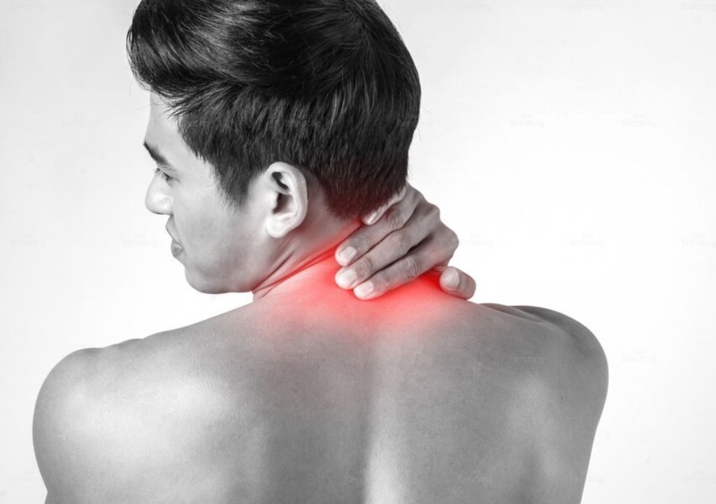Hình nói về người đàn ông bị đau cổ vai gáy