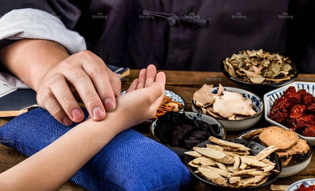 Hình chụp người lương y đang thăm khám cho bệnh nhân về bệnh ho lâu ngày