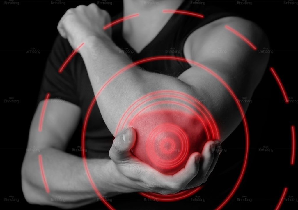 Hình chụp người đàn ông đang bị đau khớp khuỷu tay (cùi chỏ)