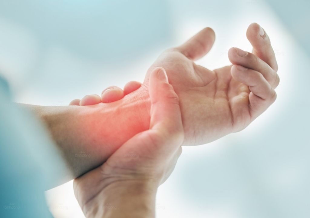 Hình chụp người đàn ông đang bị đau nhức khớp tay tay