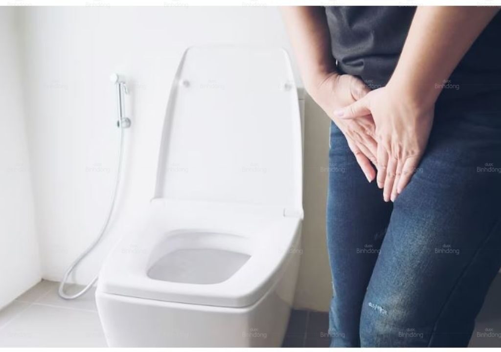 Hình chụp người đàn ông đang bị tiểu buốt kèm đau lưng