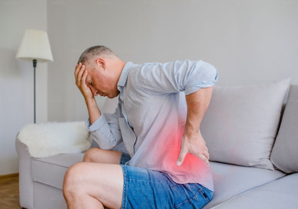 Hình chụp người đàn ông đang bị đau lưng