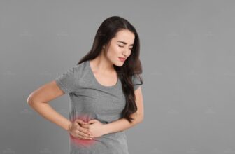 Người phụ nữ ôm bụng trong tư thế khó chịu, biểu hiện thường gặp khi gan bị quá tải hoặc tích nhiệt.