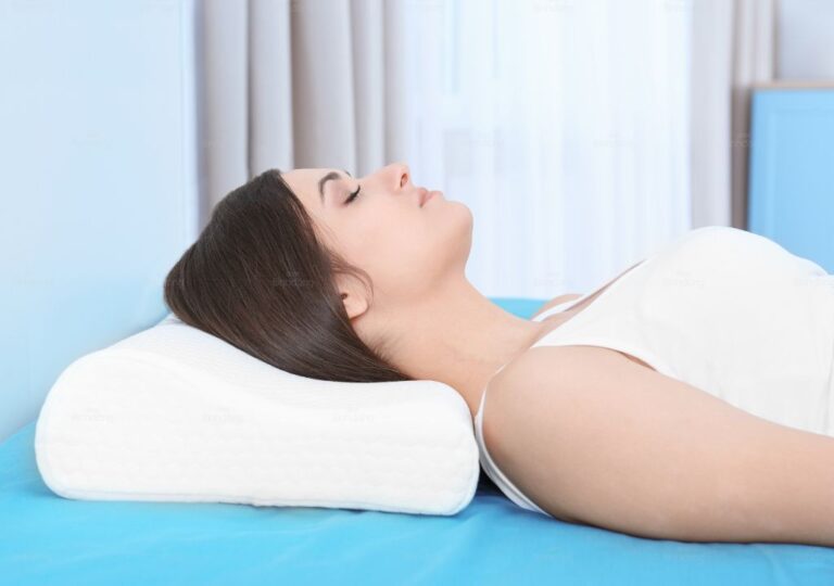 Người phụ nữ đang thực hiện tư thế ngủ cho người đau vai gáy