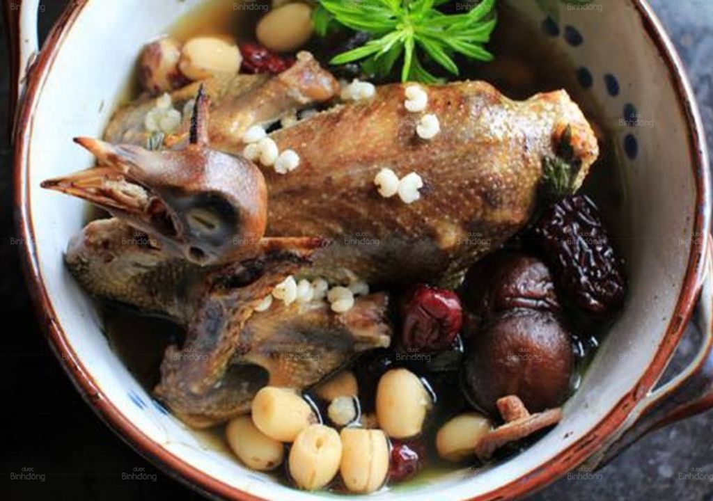 Hình chụp về Gà chưng cách thủy hay gà hầm thuốc bắc