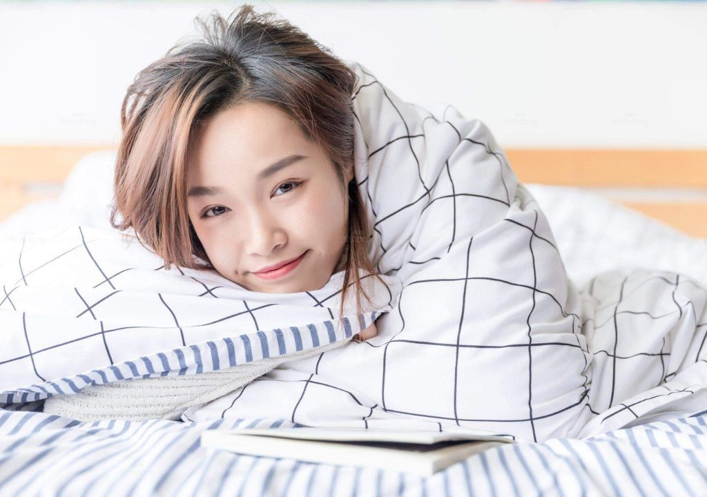 Cô gái đang giữ ấm cơ thể