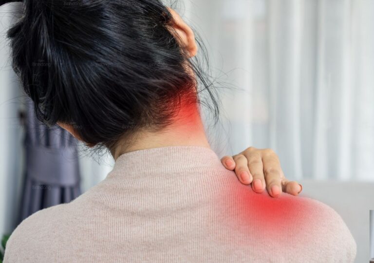 Tình trạng đau cổ vai gáy tê bì chân tay