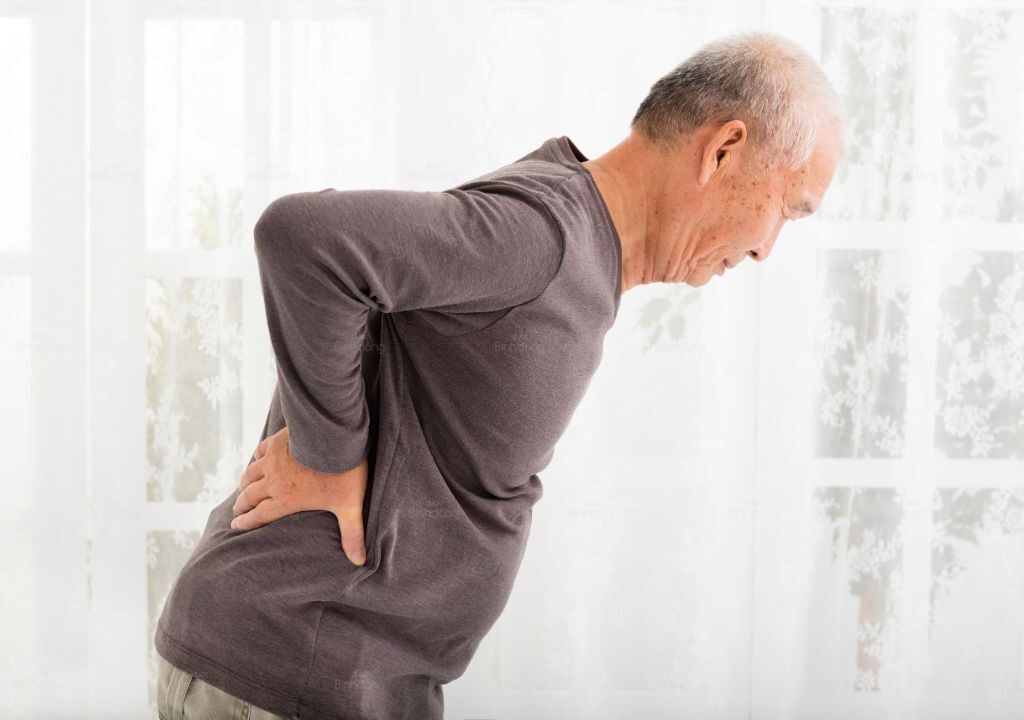 Hình ảnh đau lưng ở người già
