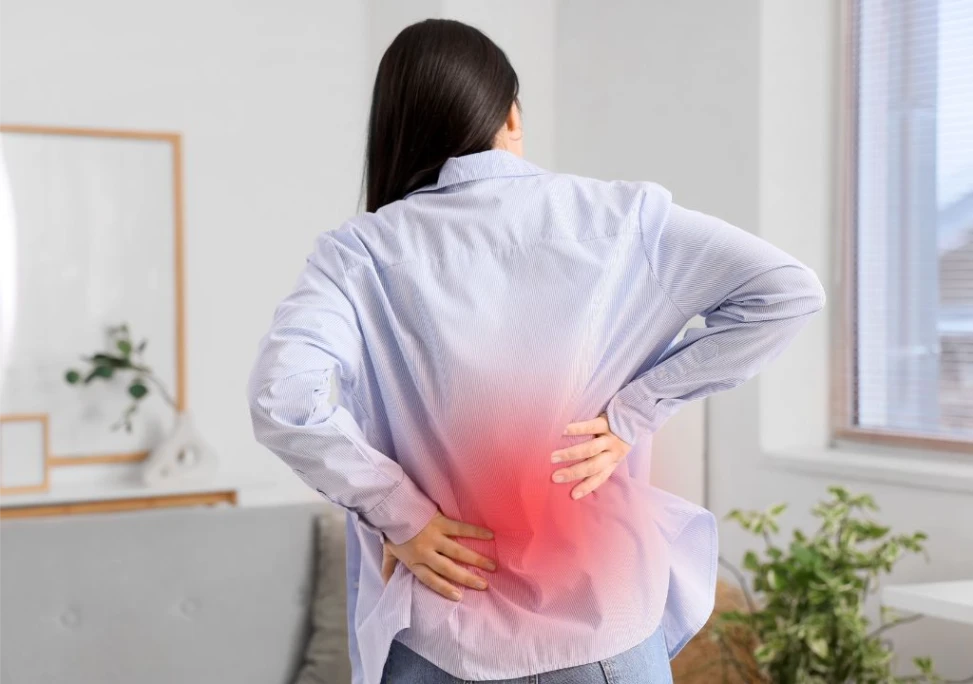 Hình ảnh cô gái đang bị đau lưng