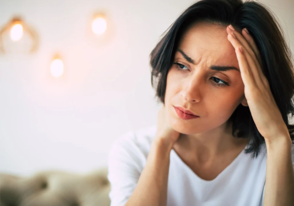 Hình ảnh người phụ nữ đang bị căng thẳng