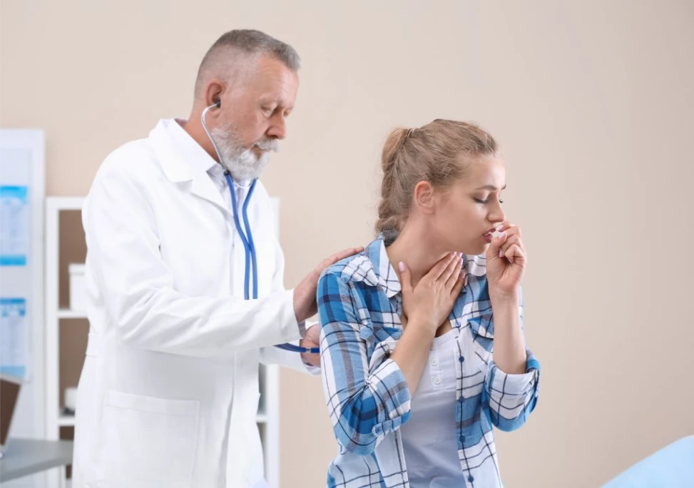 Hình chụp người lương y đang thăm khám cho bệnh nhân về bệnh ho lâu ngày