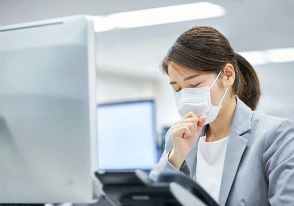 Hình chụp người phụ nữ đang bị ho lâu ngày
